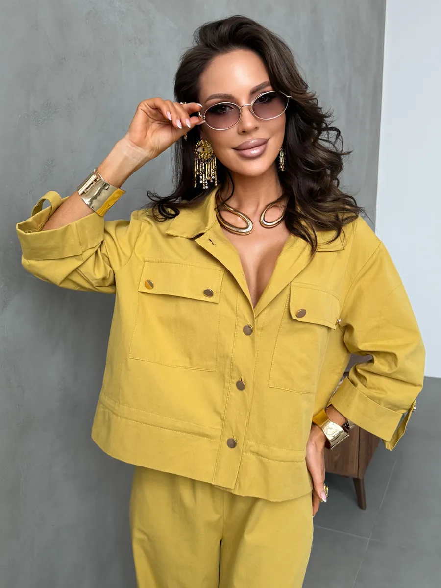 Желтый летний брючный костюм офисный с рубашкой