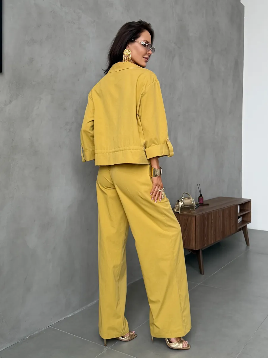 Желтый летний брючный костюм офисный с рубашкой