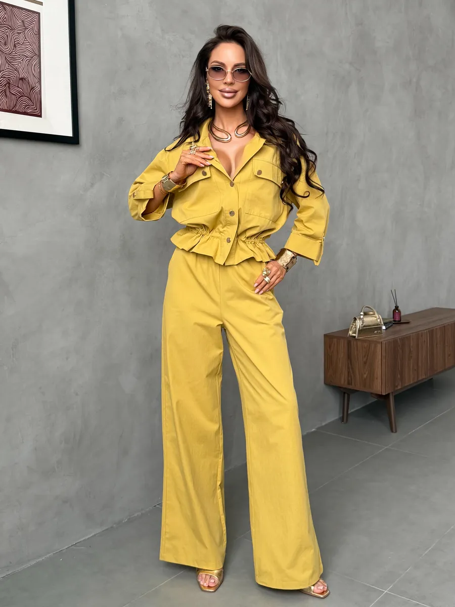 Желтый летний брючный костюм офисный с рубашкой