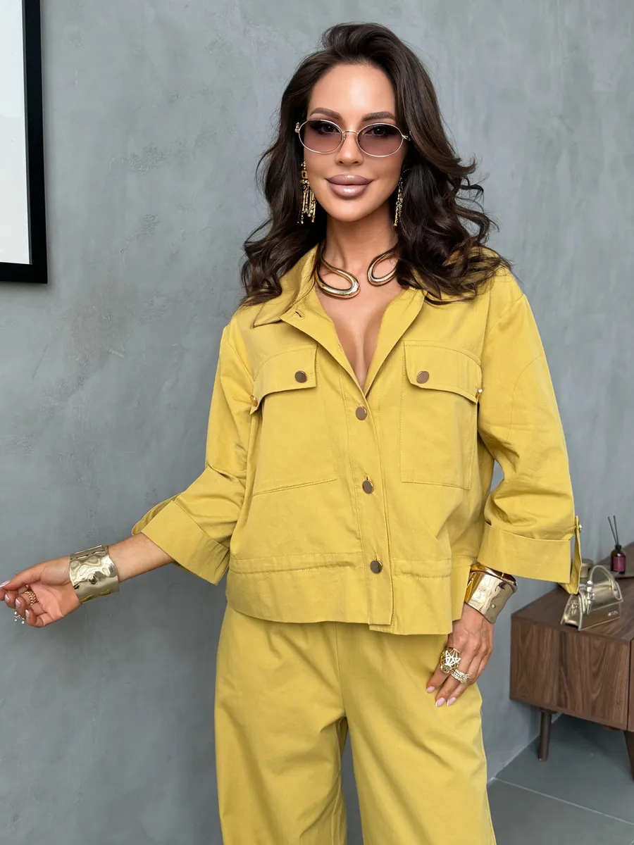 Желтый летний брючный костюм офисный с рубашкой