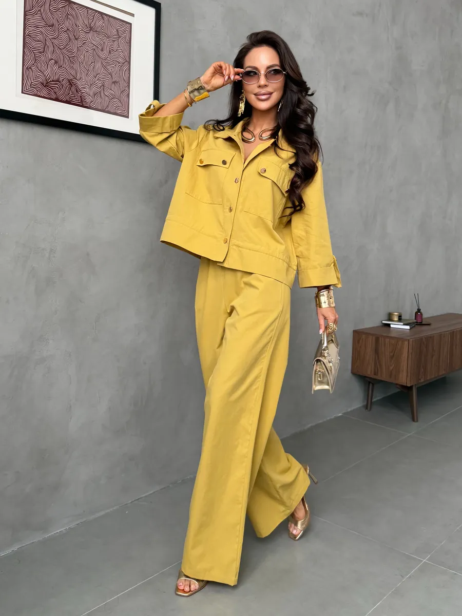 Желтый летний брючный костюм офисный с рубашкой