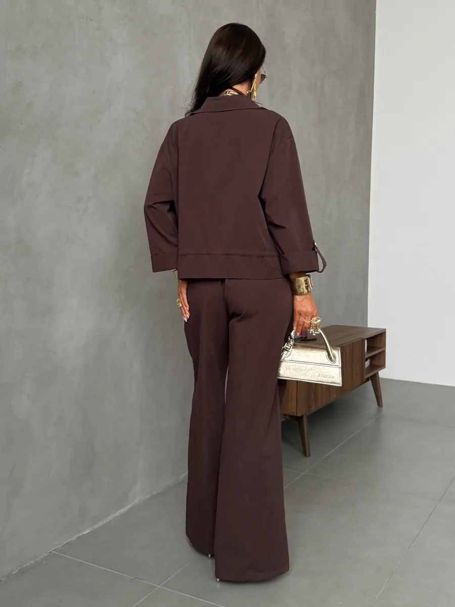 Коричневый летний брючный костюм офисный с рубашкой