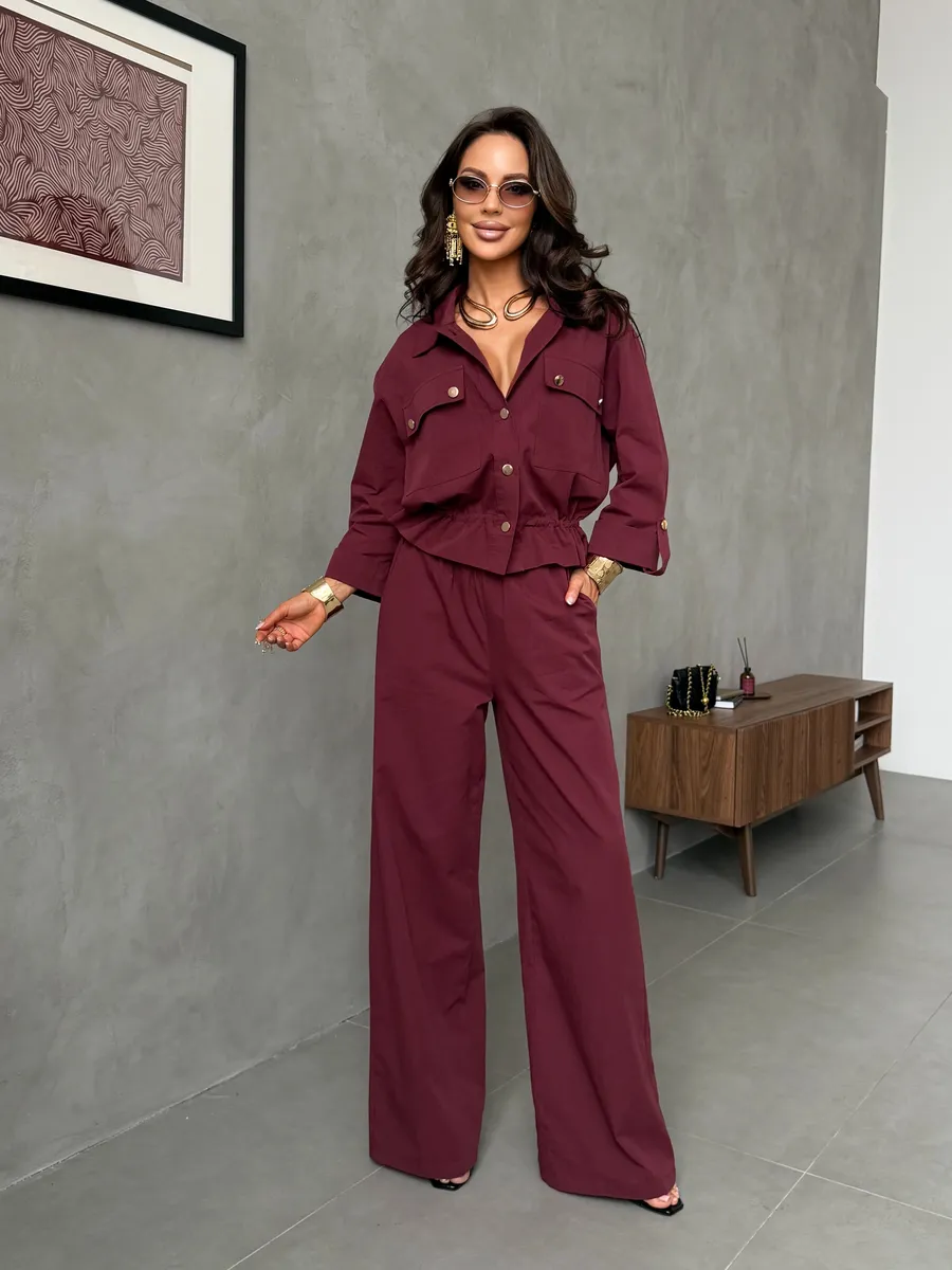 Бордовый летний брючный костюм офисный с рубашкой