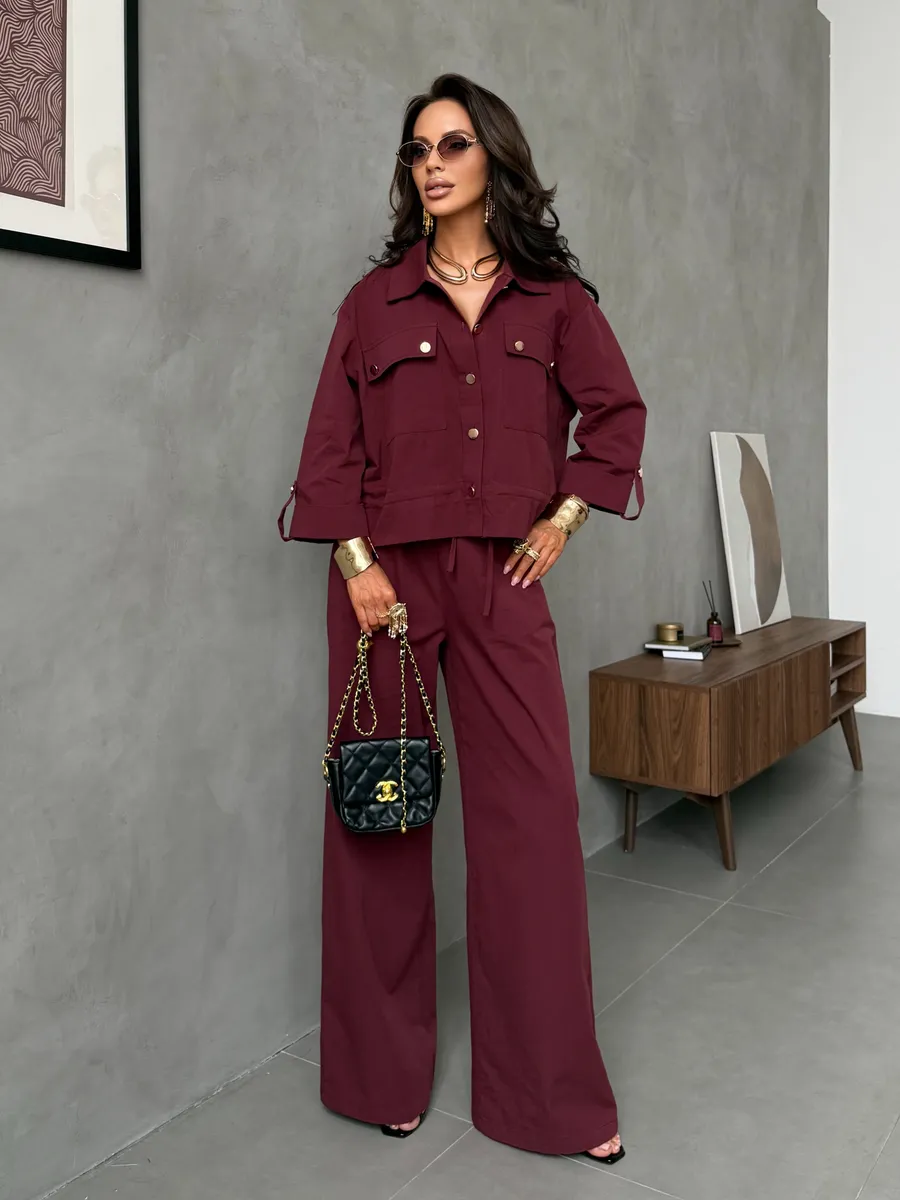 Бордовый летний брючный костюм офисный с рубашкой