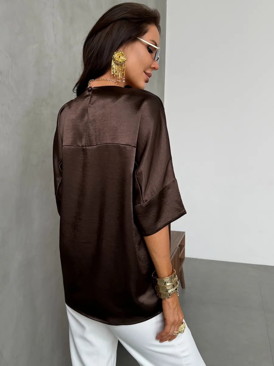 Коричневая легкая летняя блузка атласная