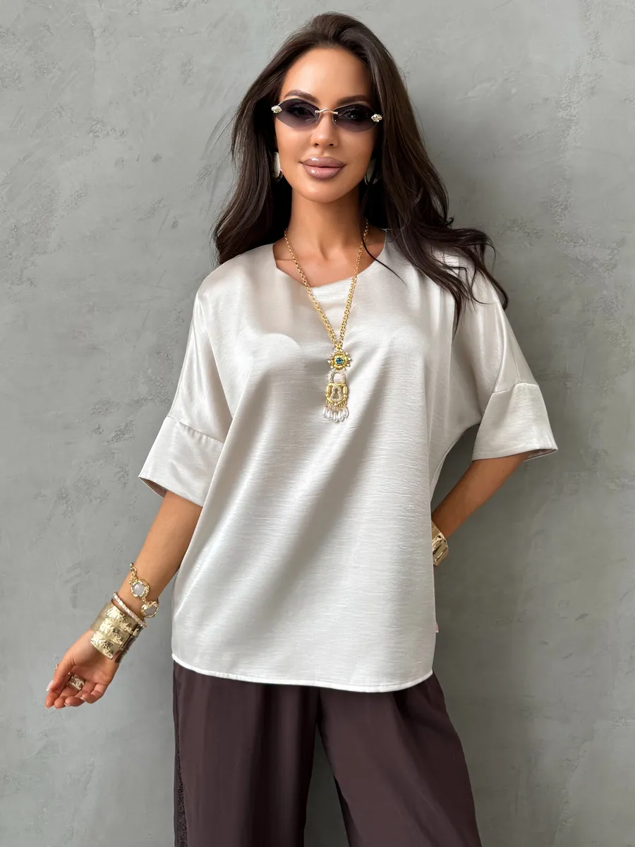 Бежевая легкая летняя блузка атласная