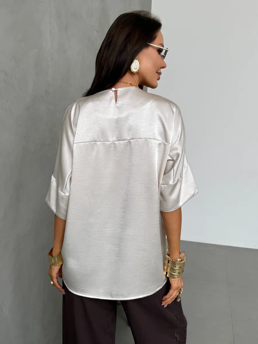 Бежевая легкая летняя блузка атласная