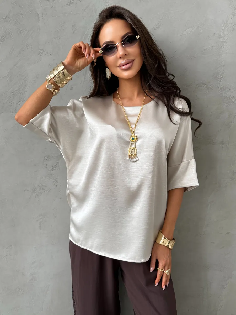 Бежевая легкая летняя блузка атласная