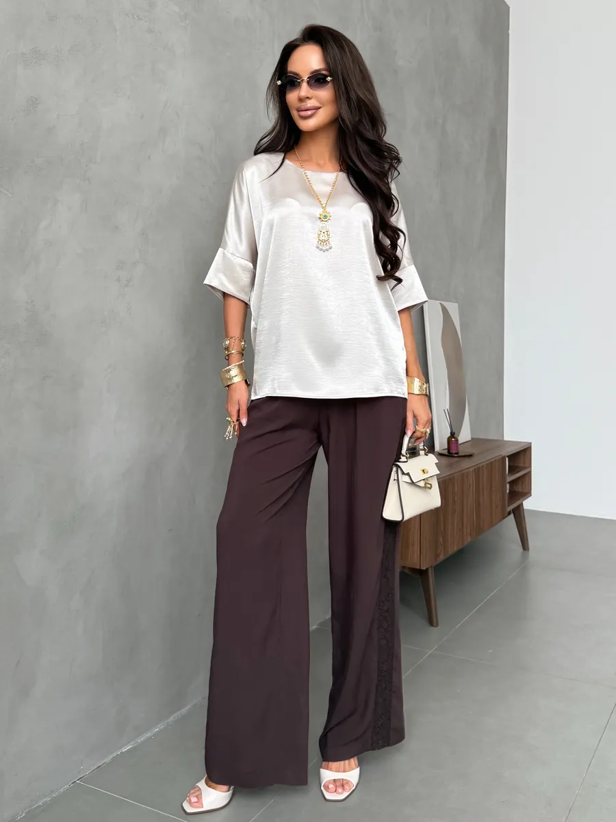 Бежевая легкая летняя блузка атласная