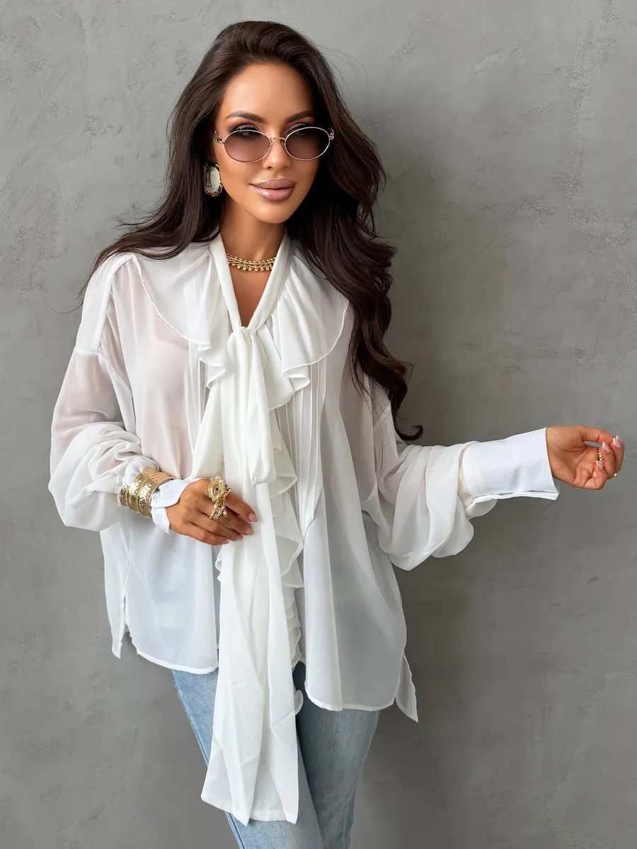 Белая нарядная офисная блузка праздничная с рюшами