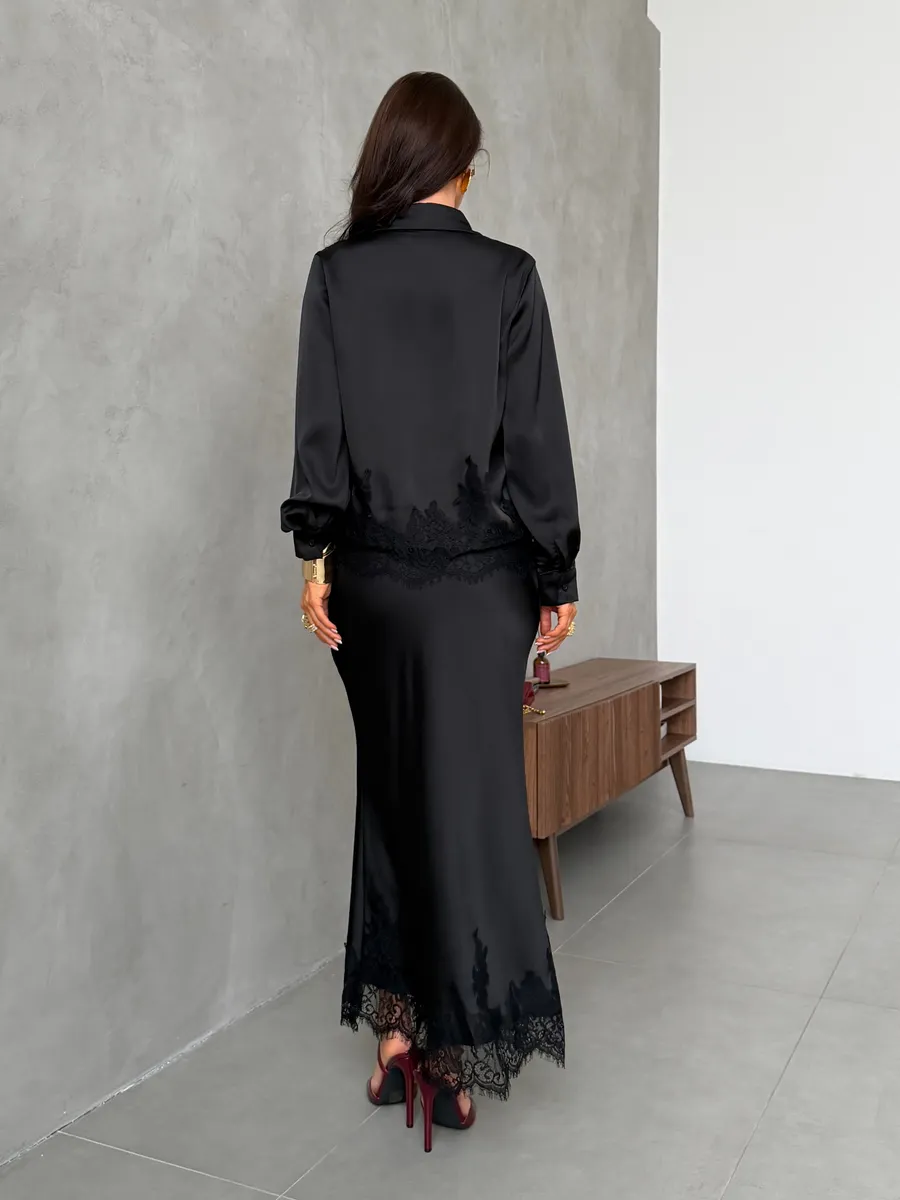 Черный нарядный атласный костюм с юбкой и рубашкой