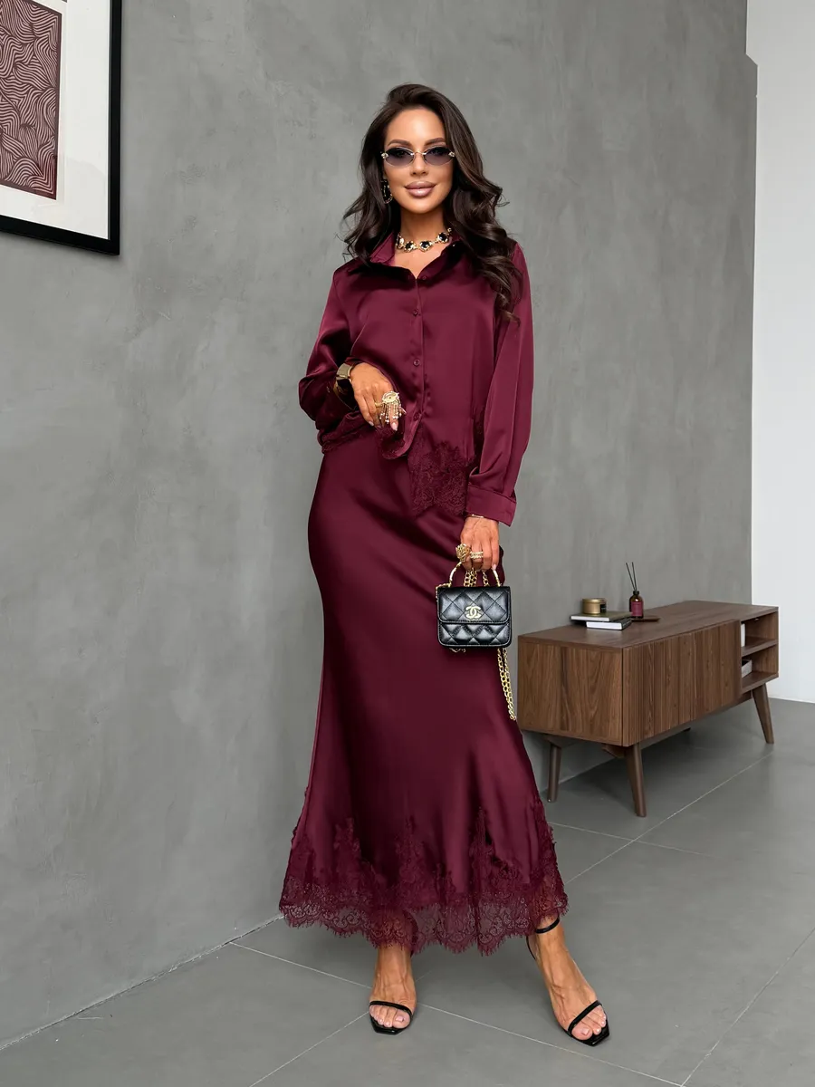 Фиолетовый нарядный атласный костюм с юбкой и рубашкой