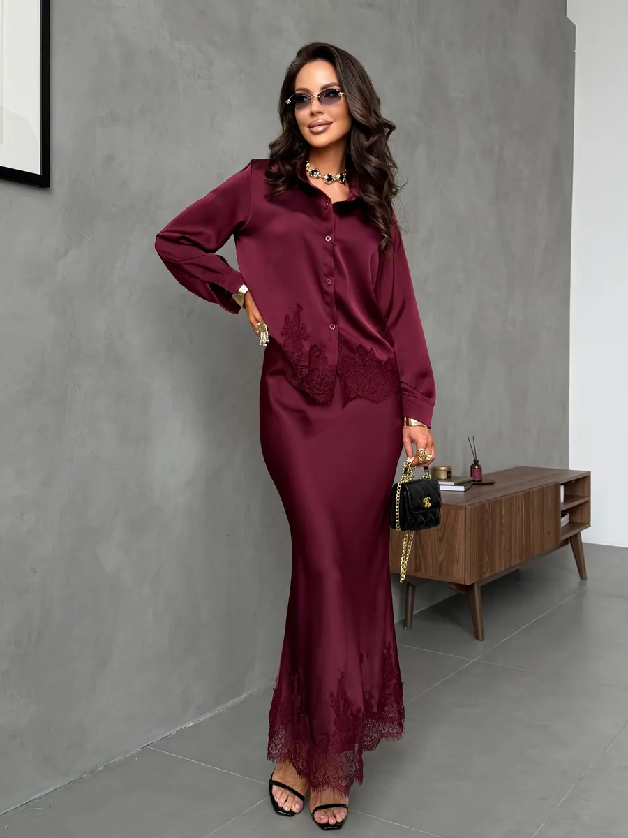 Фиолетовый нарядный атласный костюм с юбкой и рубашкой