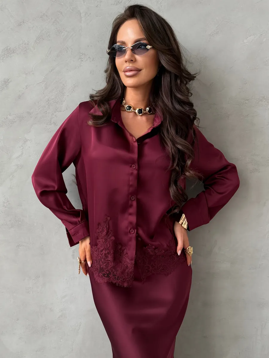 Фиолетовый нарядный атласный костюм с юбкой и рубашкой