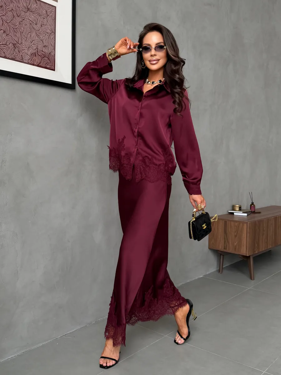 Фиолетовый нарядный атласный костюм с юбкой и рубашкой