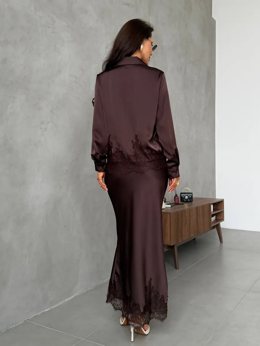 Коричневый нарядный атласный костюм с юбкой и рубашкой