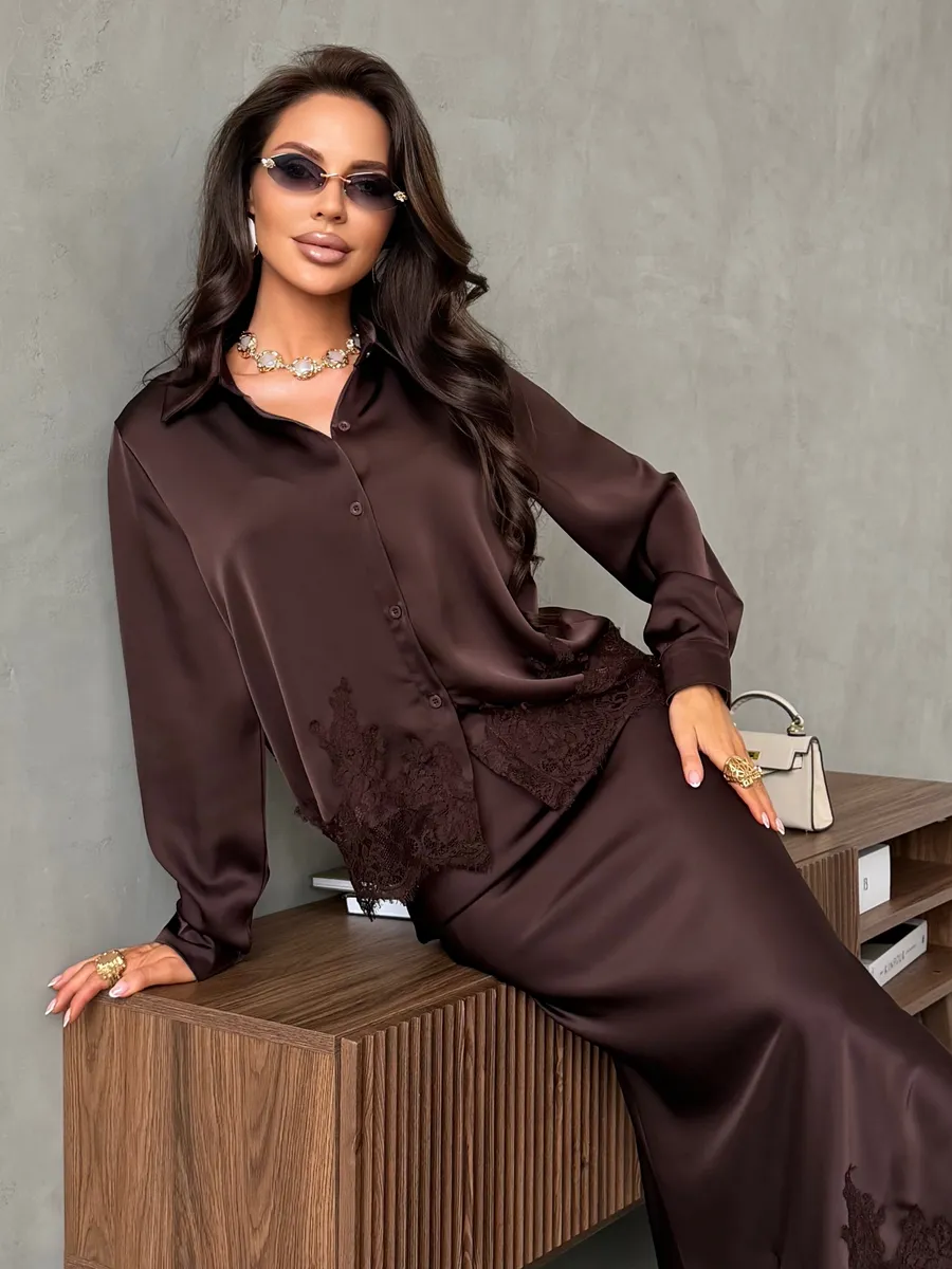 Коричневый нарядный атласный костюм с юбкой и рубашкой