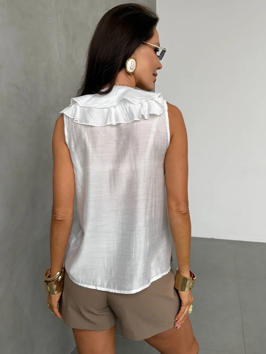 Белая легкая летняя блузка без рукавов с рюшами