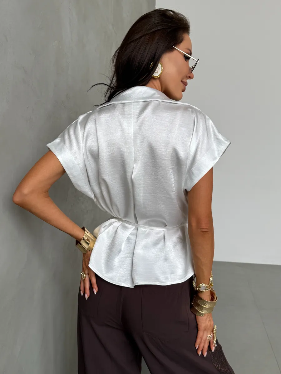 Белая легкая летняя блузка атласная