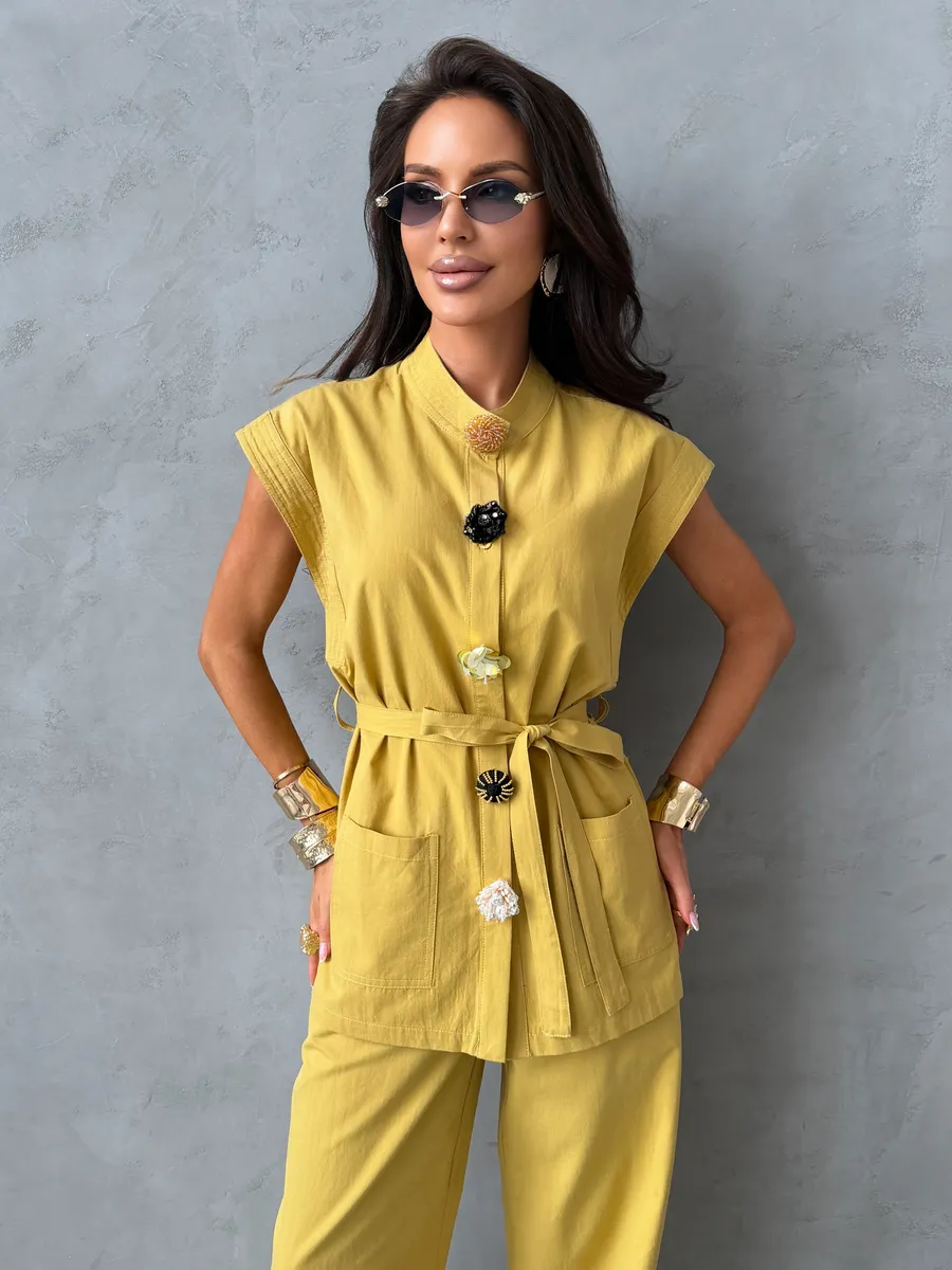 Желтый костюм брючный летний праздничный с жилеткой