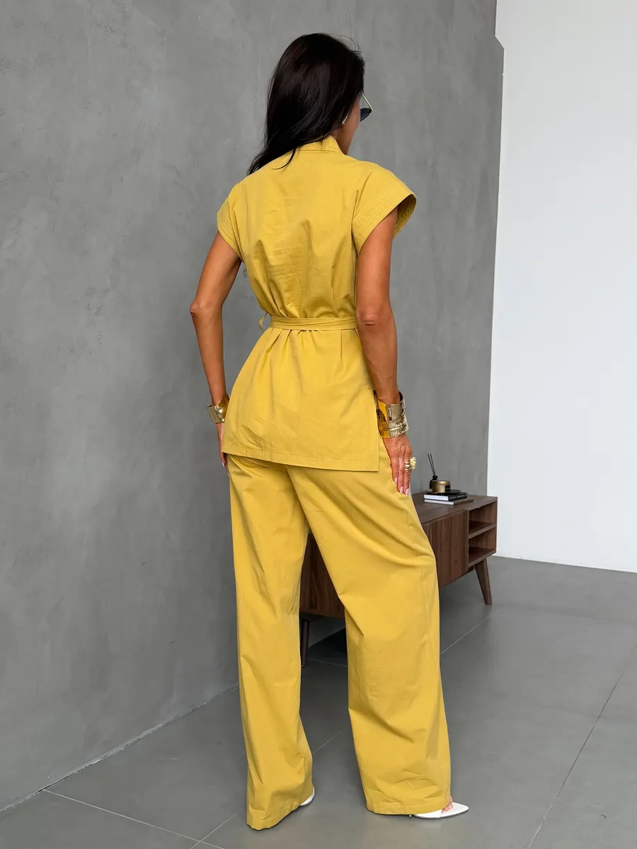 Желтый костюм брючный летний праздничный с жилеткой