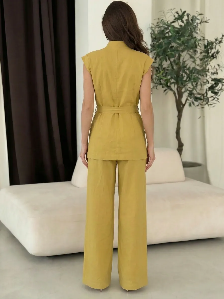 Желтый костюм брючный летний праздничный с жилеткой