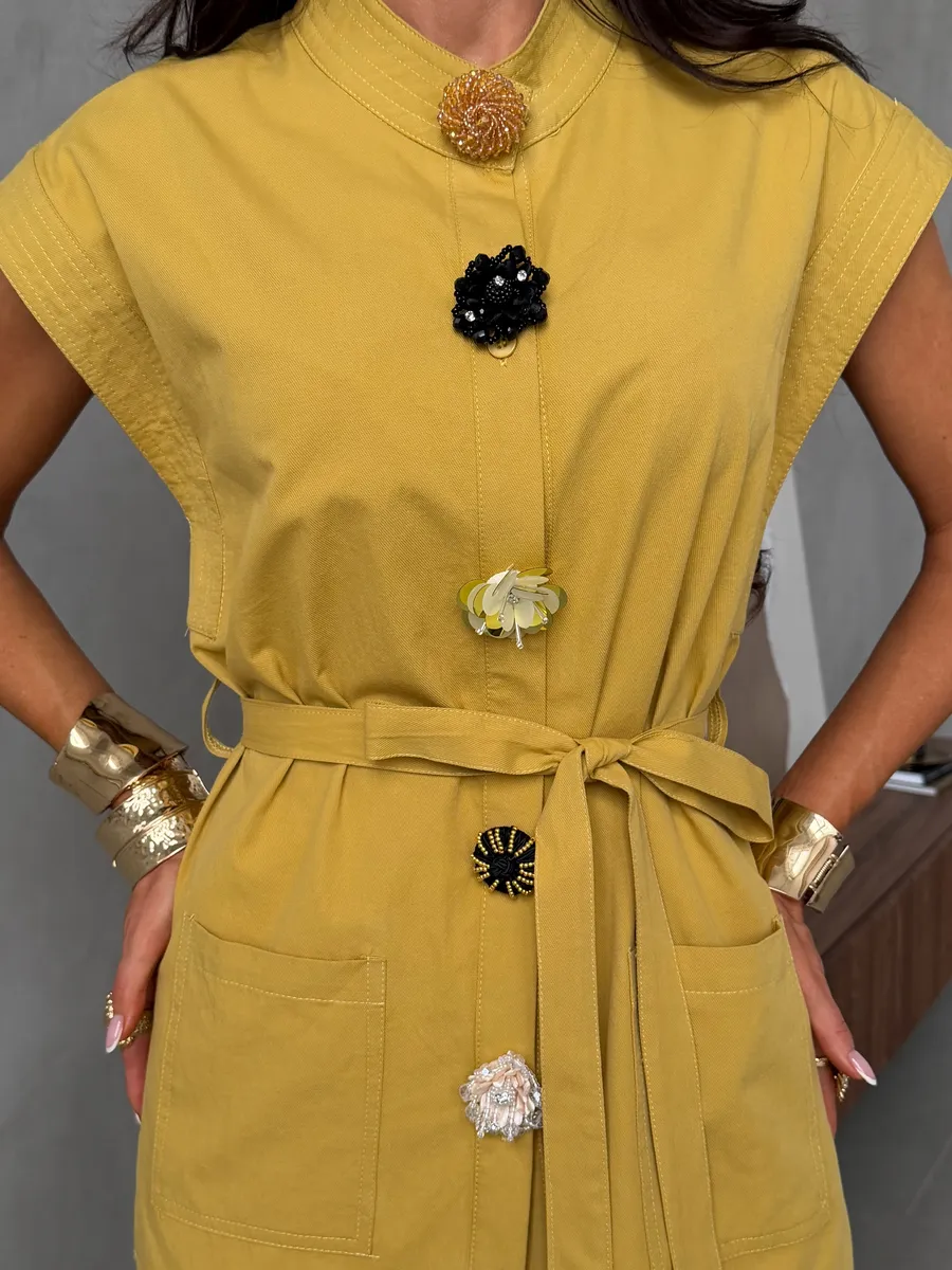 Желтый костюм брючный летний праздничный с жилеткой