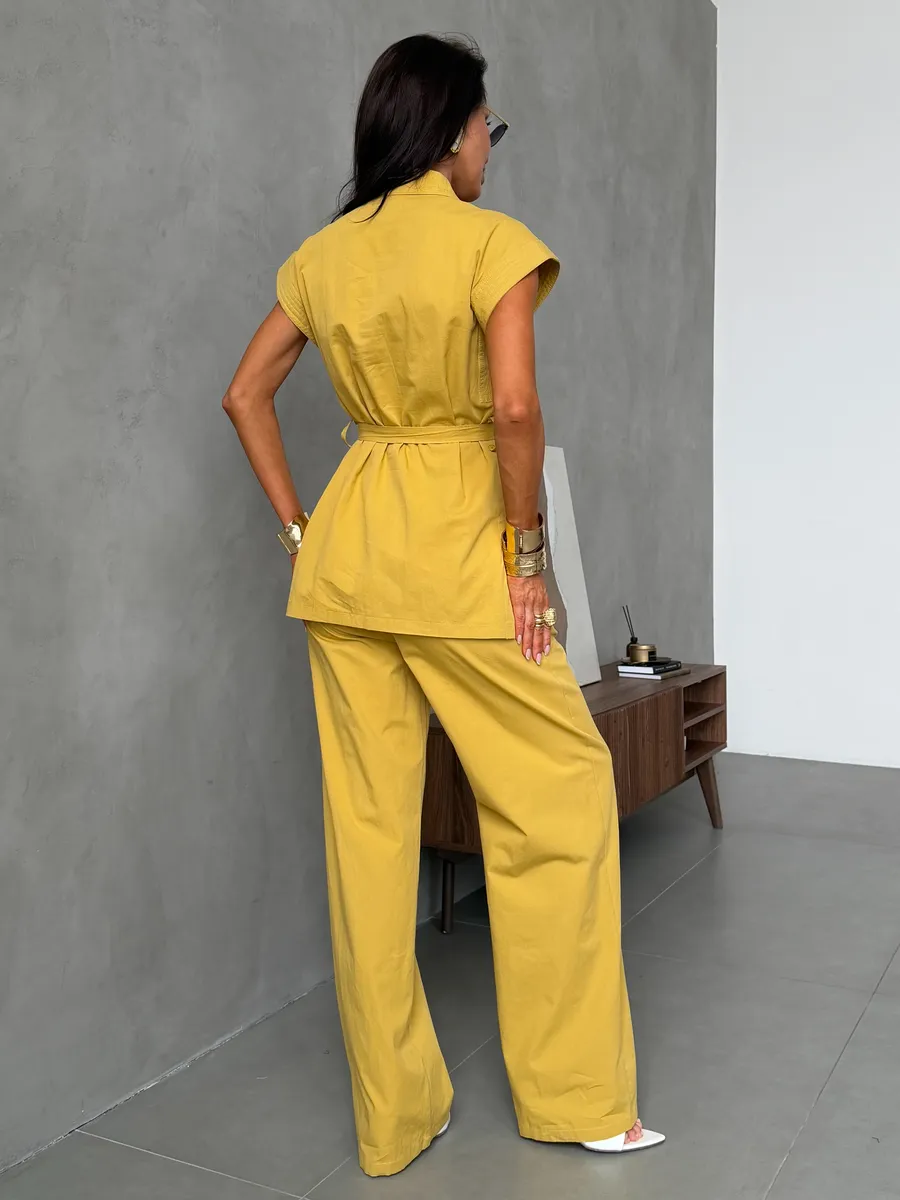 Желтый костюм брючный летний праздничный с жилеткой
