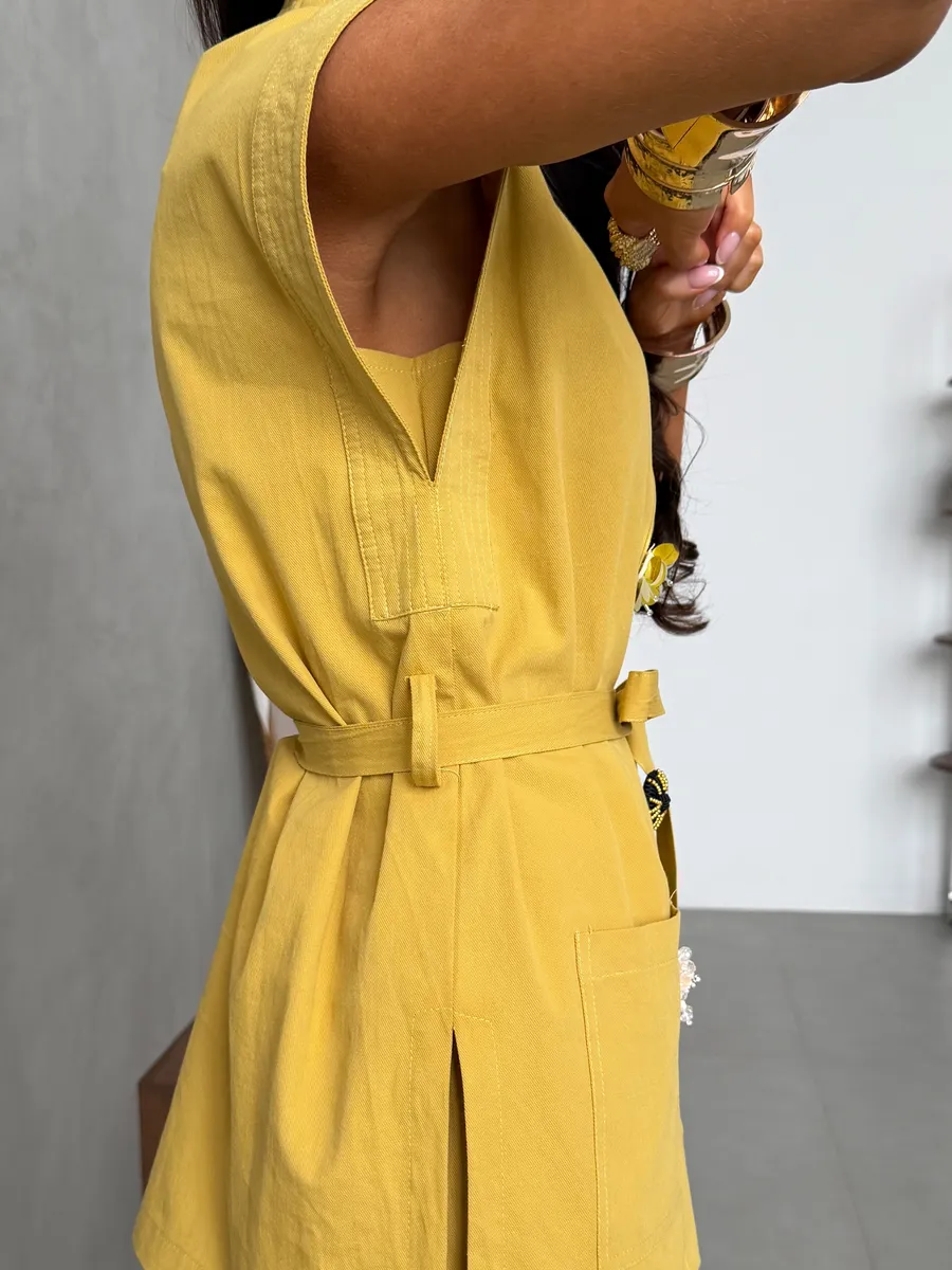 Желтый костюм брючный летний праздничный с жилеткой