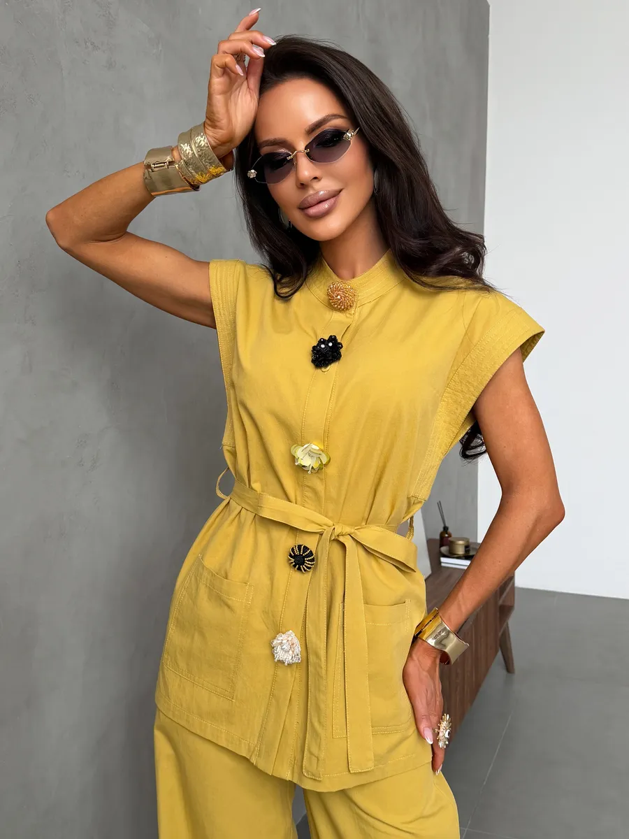 Желтый костюм брючный летний праздничный с жилеткой