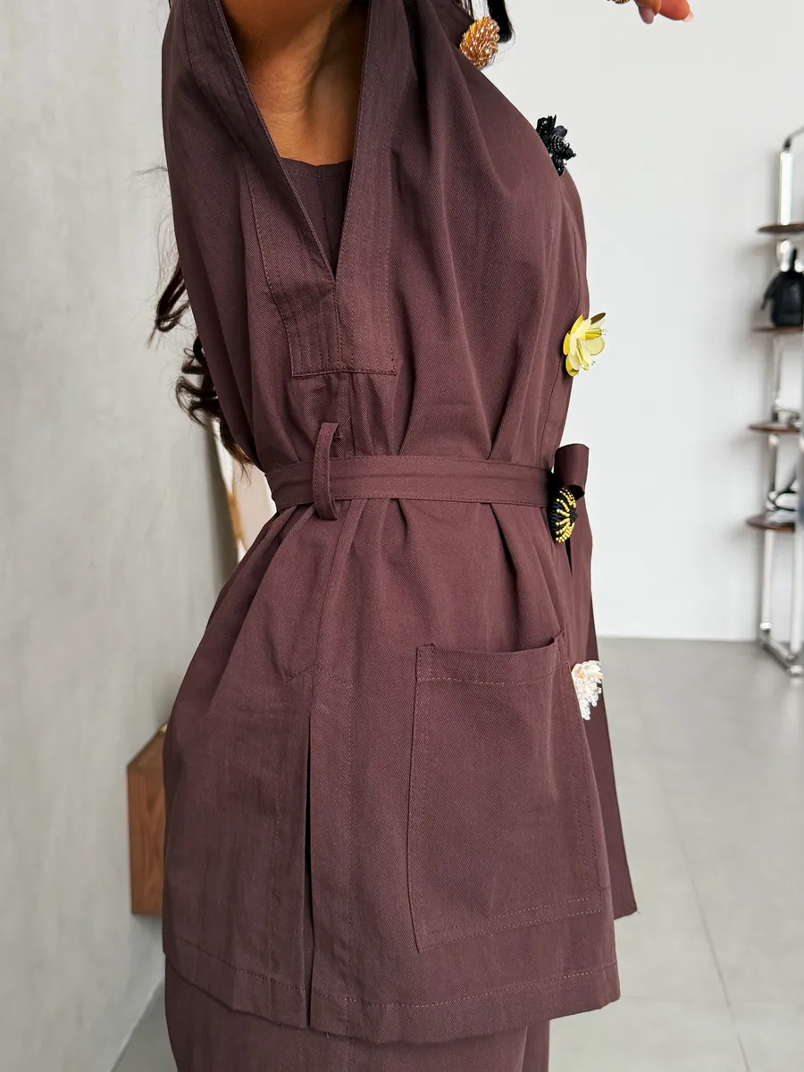 Коричневый костюм брючный летний праздничный с жилеткой