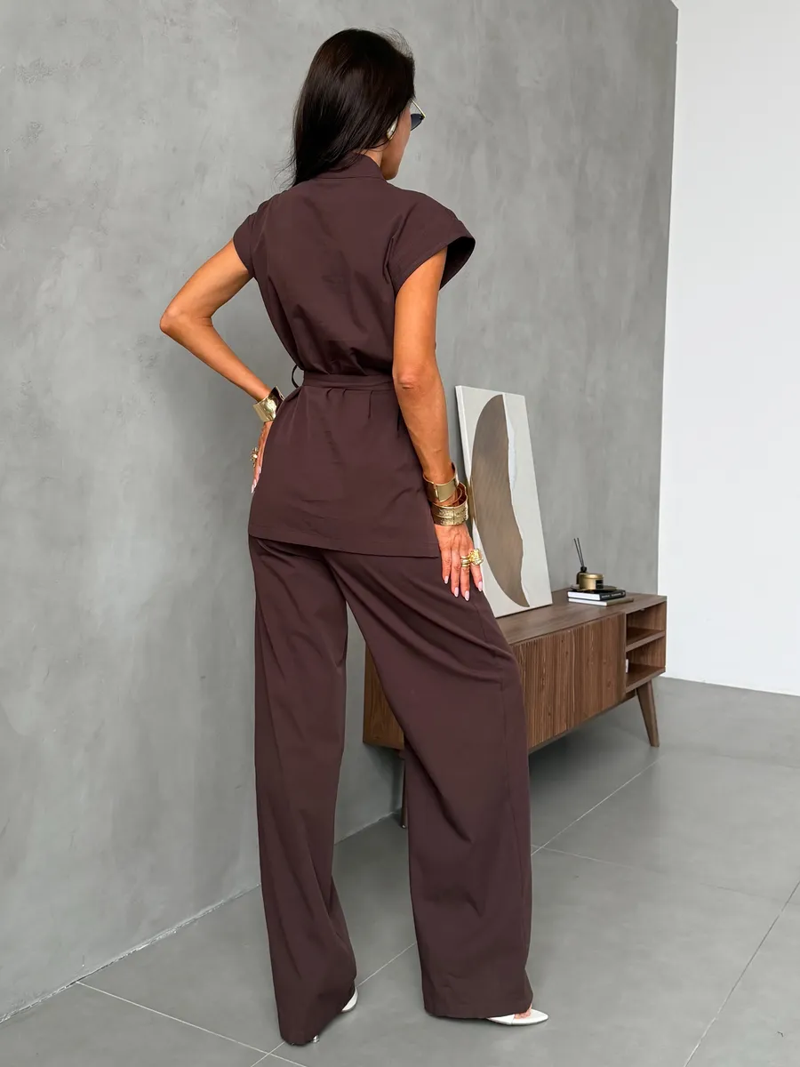 Коричневый костюм брючный летний праздничный с жилеткой