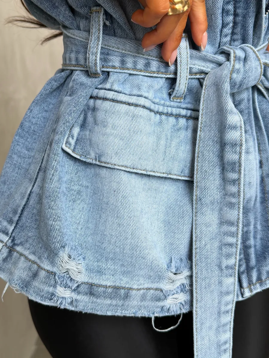 Синяя джинсовая куртка весенняя