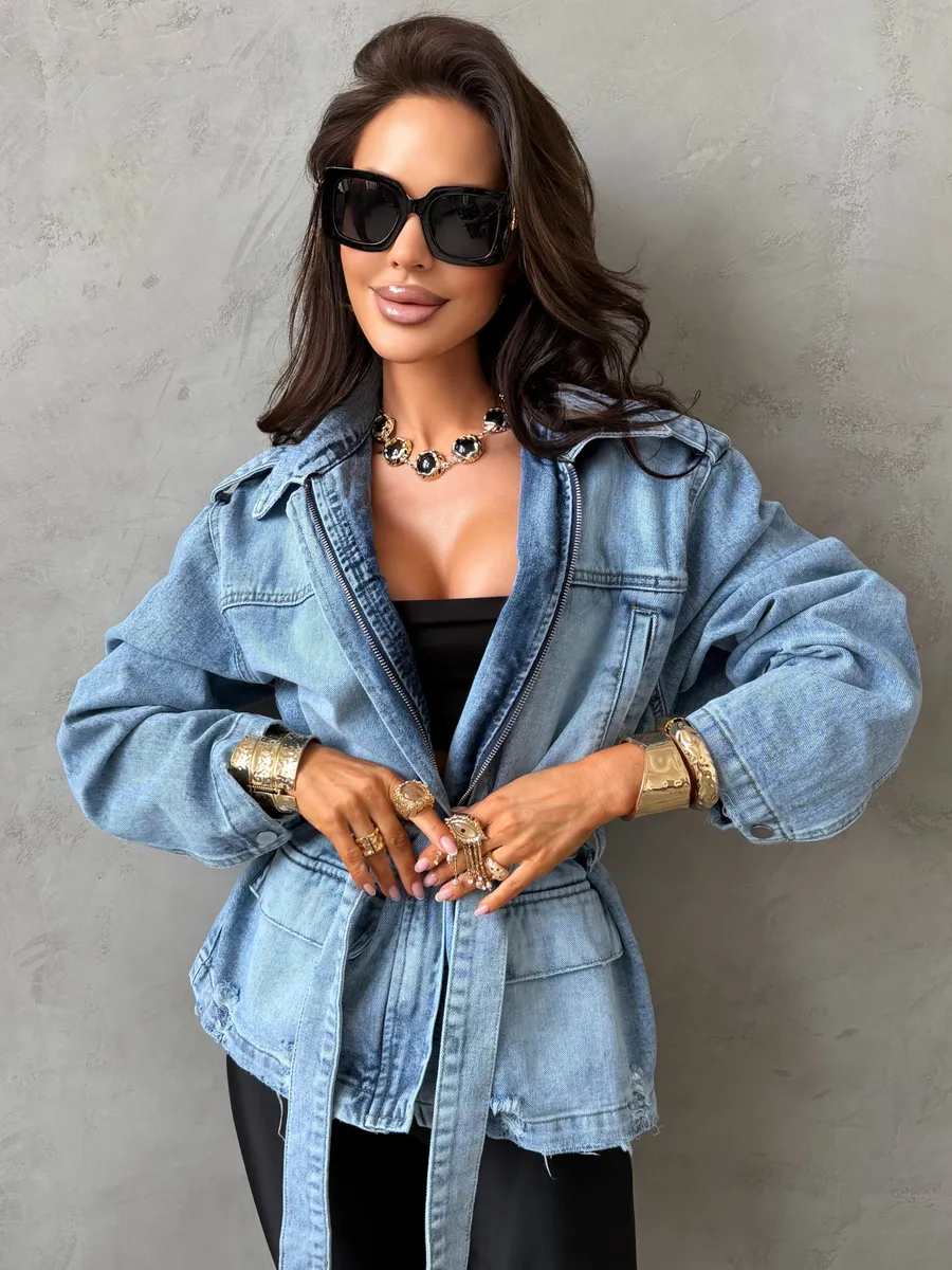 Синяя джинсовая куртка весенняя