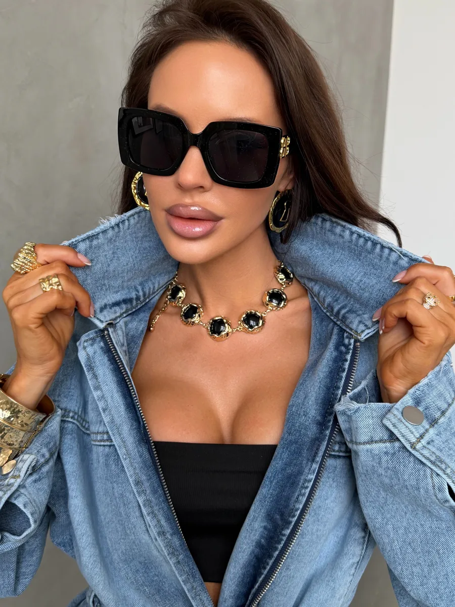 Синяя джинсовая куртка весенняя