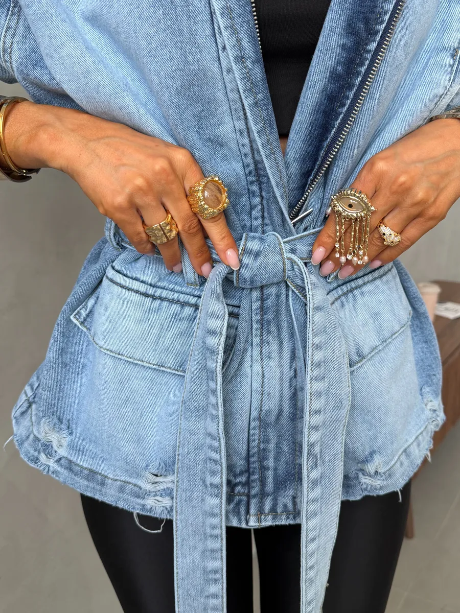 Синяя джинсовая куртка весенняя