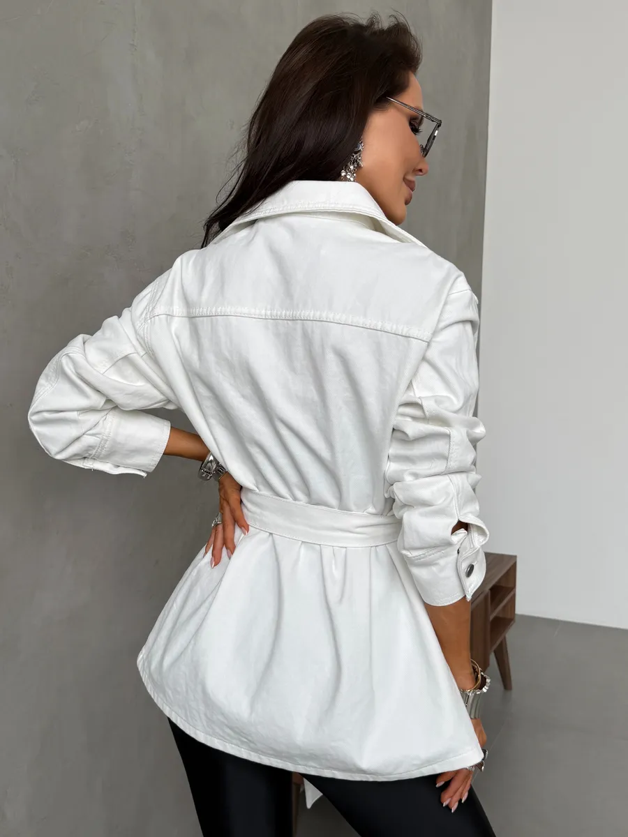 Белая джинсовая демисезонная куртка весенняя