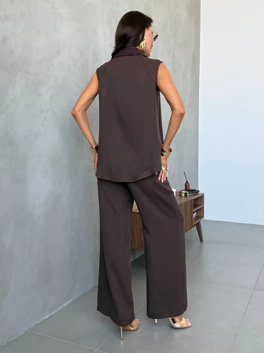Коричневый летний костюм с рубашкой жилеткой и брюками палаццо