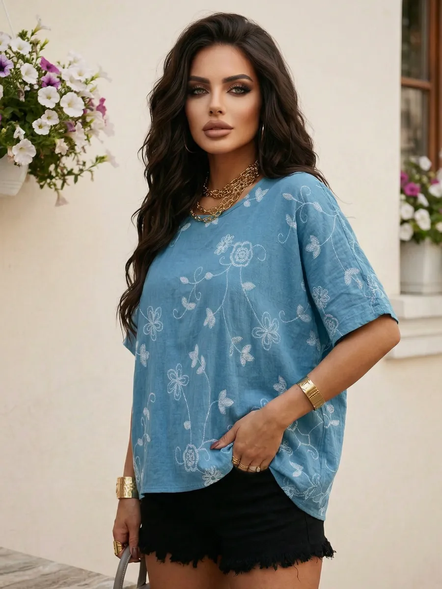 Синяя летняя нарядная блузка больших размеров с цветочным принтом