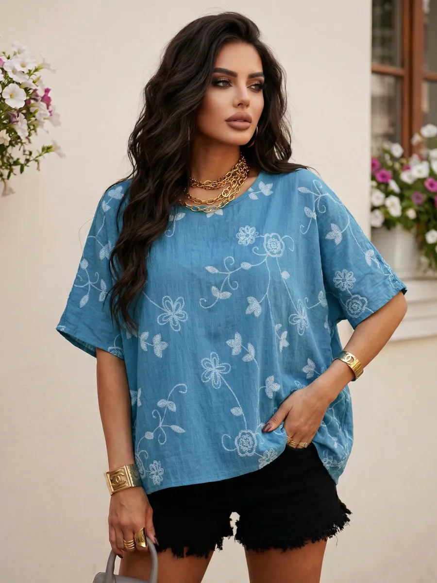 Синяя летняя нарядная блузка больших размеров с цветочным принтом