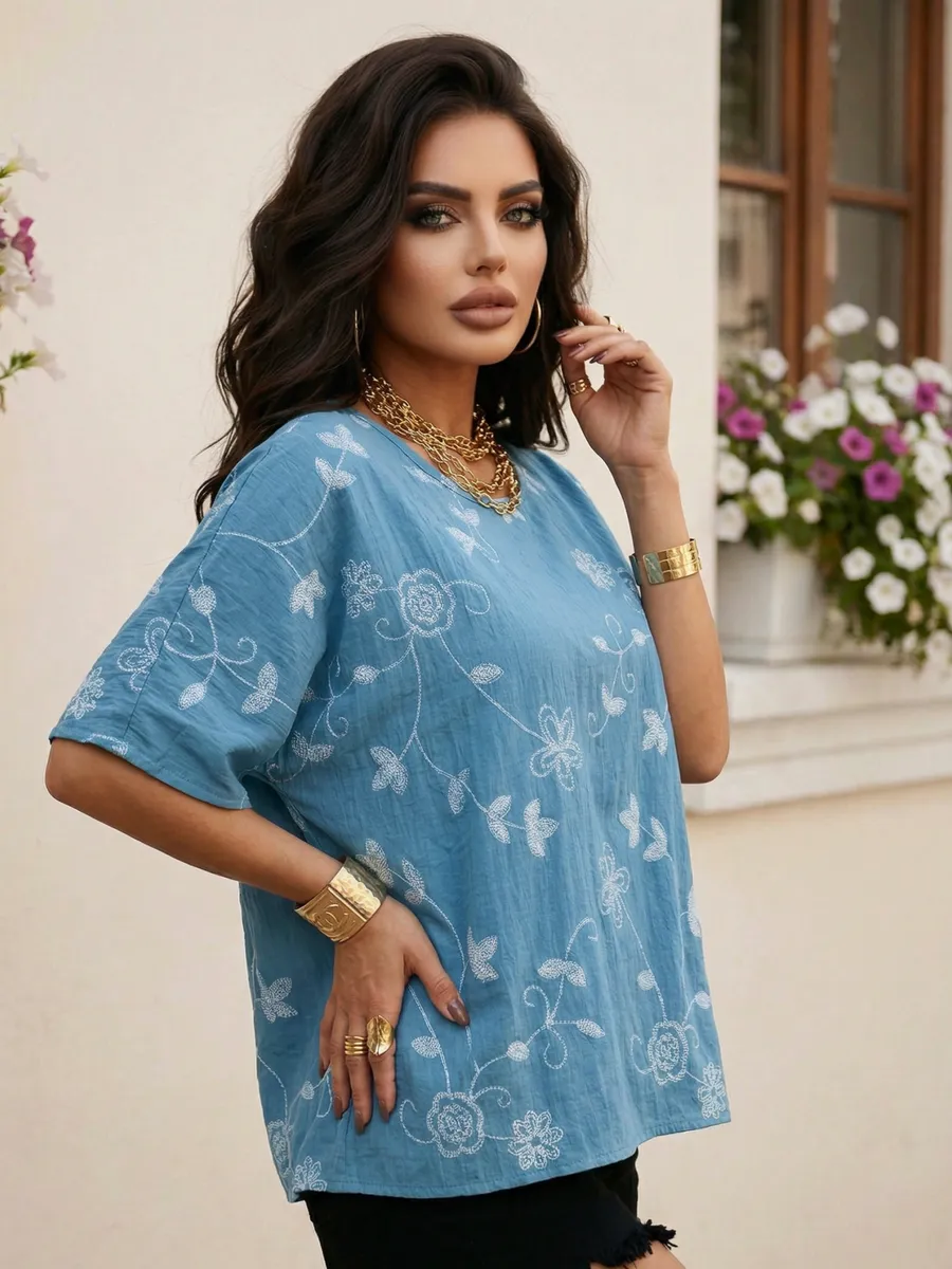 Синяя летняя нарядная блузка больших размеров с цветочным принтом