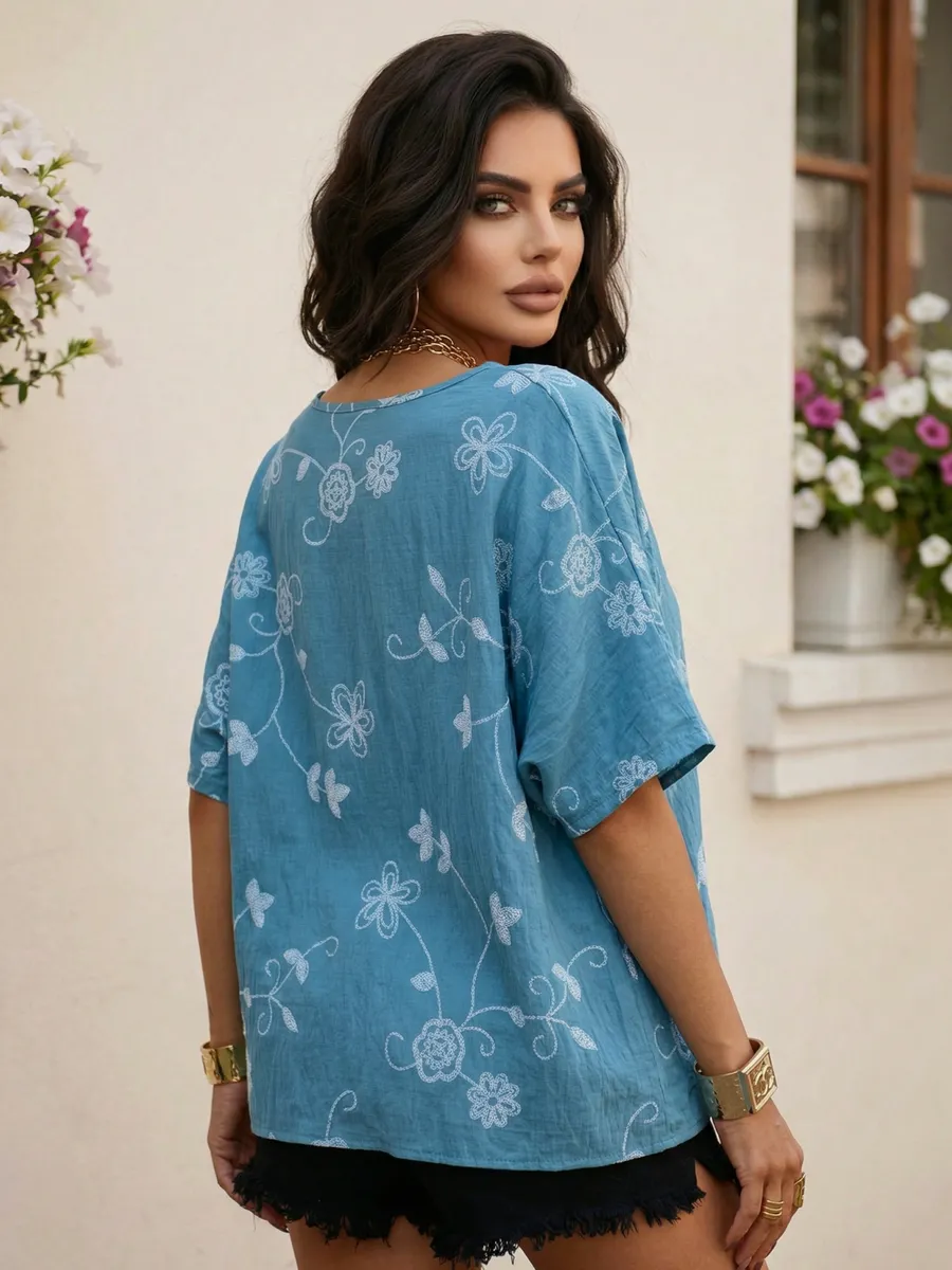 Синяя летняя нарядная блузка больших размеров с цветочным принтом