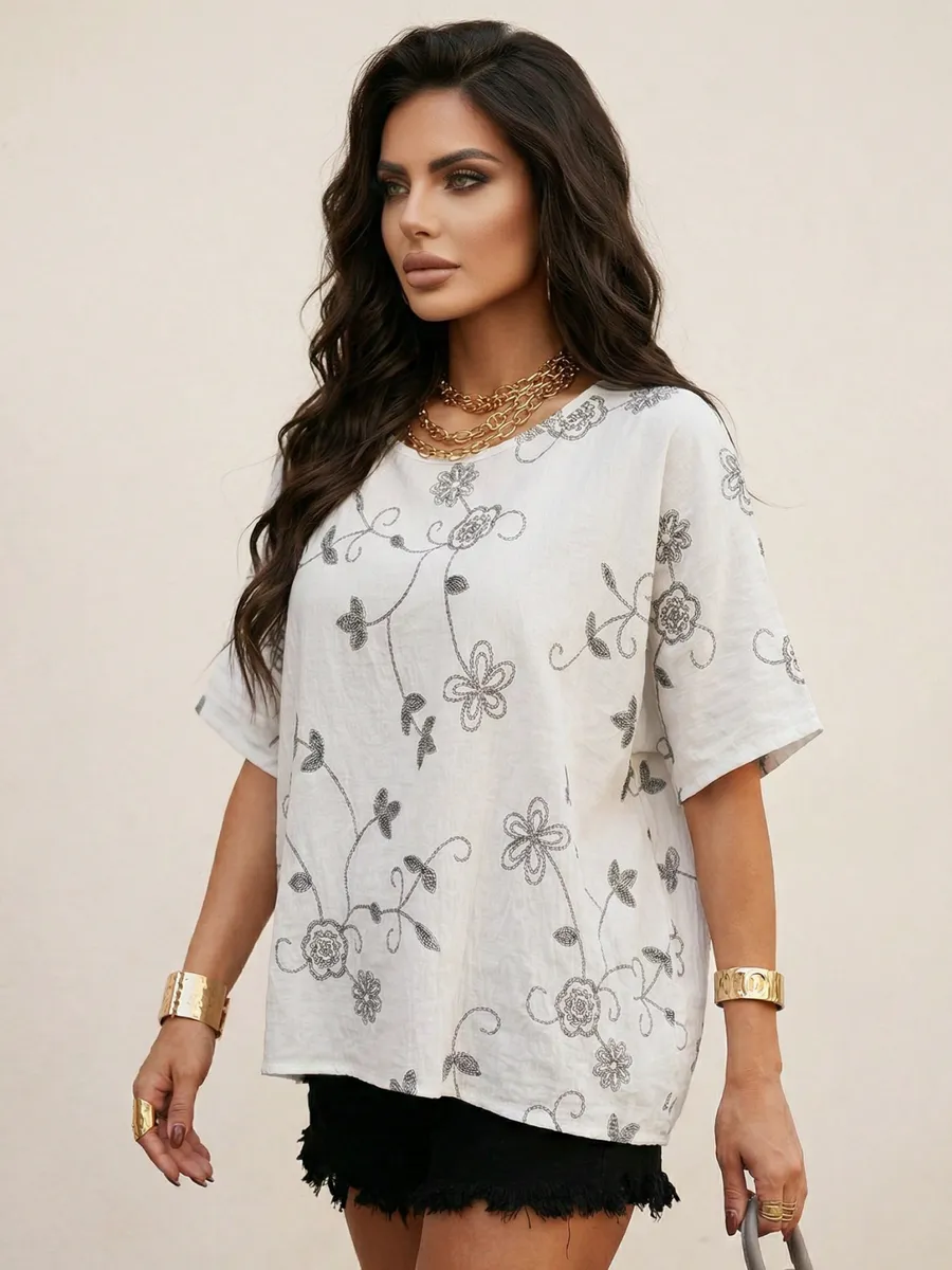 Белая летняя нарядная блузка больших размеров с цветочным принтом