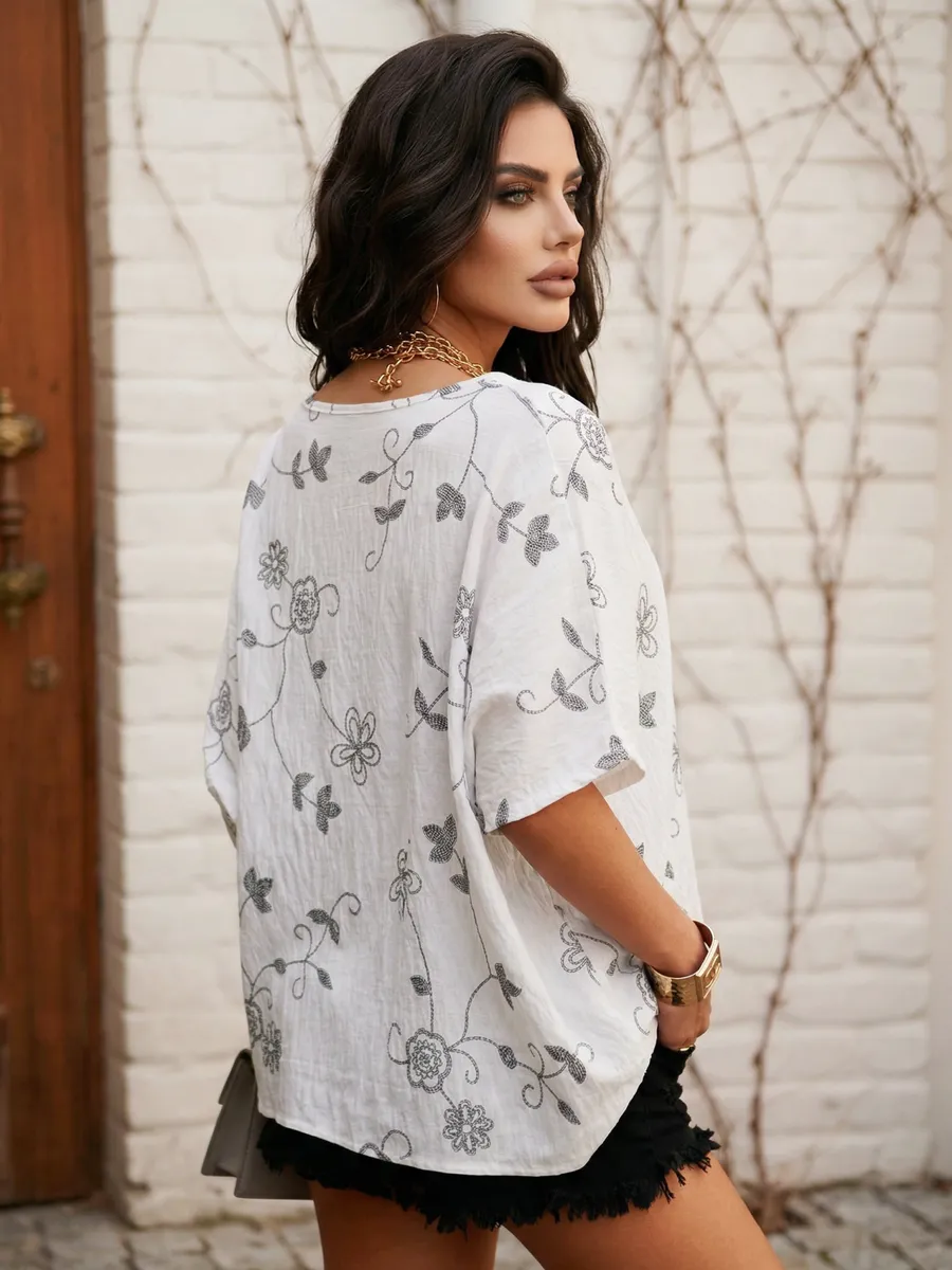 Белая летняя нарядная блузка больших размеров с цветочным принтом