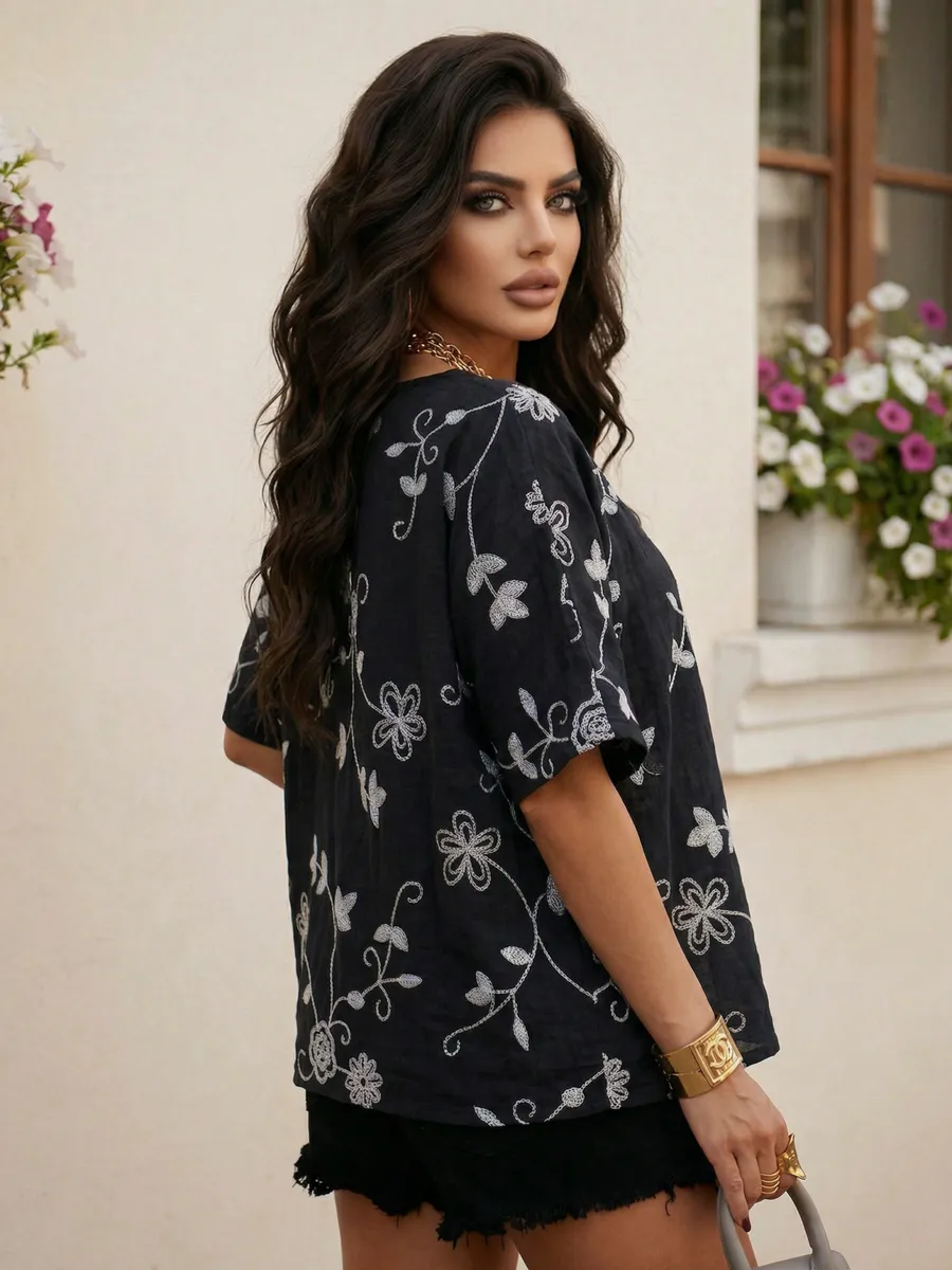 Черная летняя нарядная блузка больших размеров с цветочным принтом