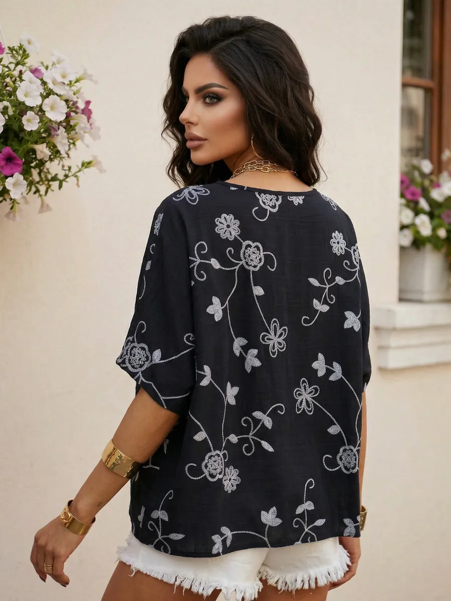Черная летняя нарядная блузка больших размеров с цветочным принтом