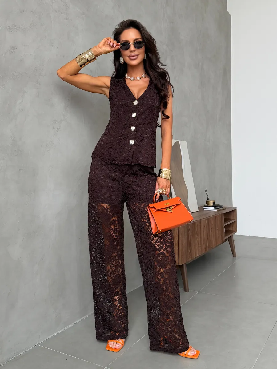 Коричневый летний костюм кружевной с жилеткой и брюками палаццо