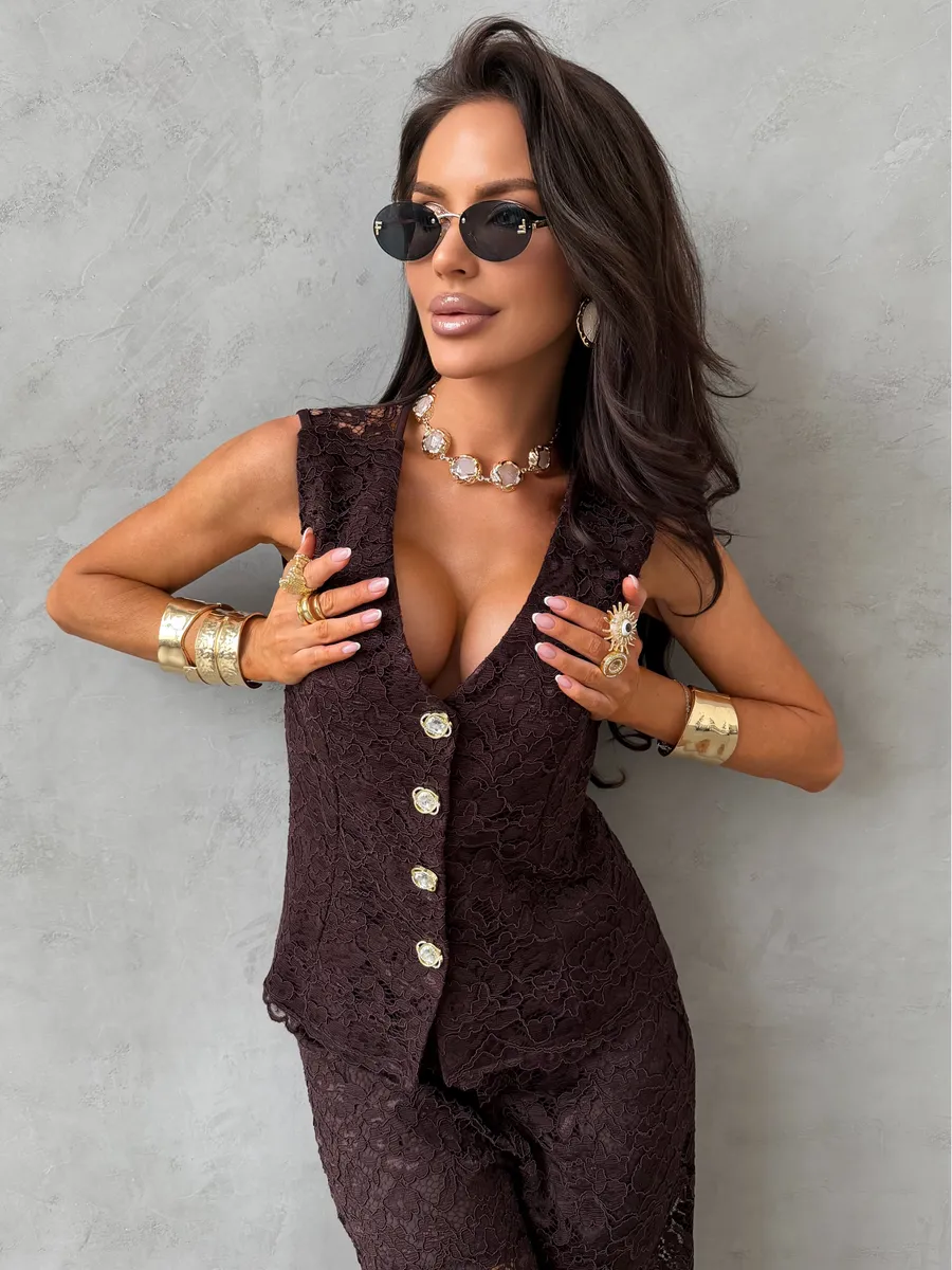 Коричневый летний костюм кружевной с жилеткой и брюками палаццо