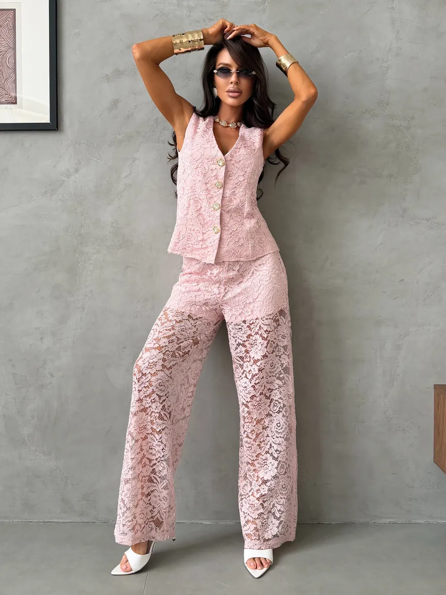 Розовый летний костюм кружевной с жилеткой и брюками палаццо