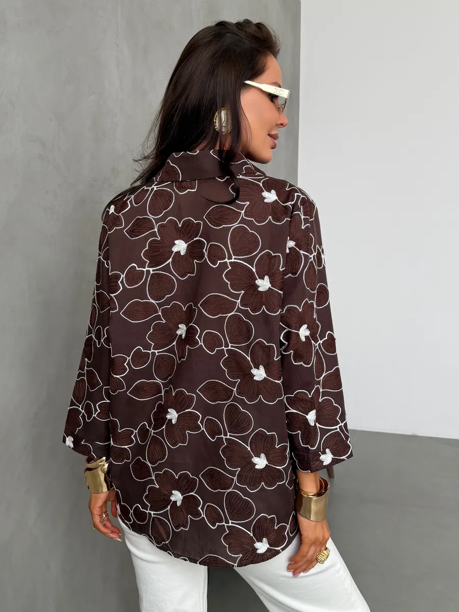 Коричневая рубашка блузка праздничная нарядная с цветочным принтом